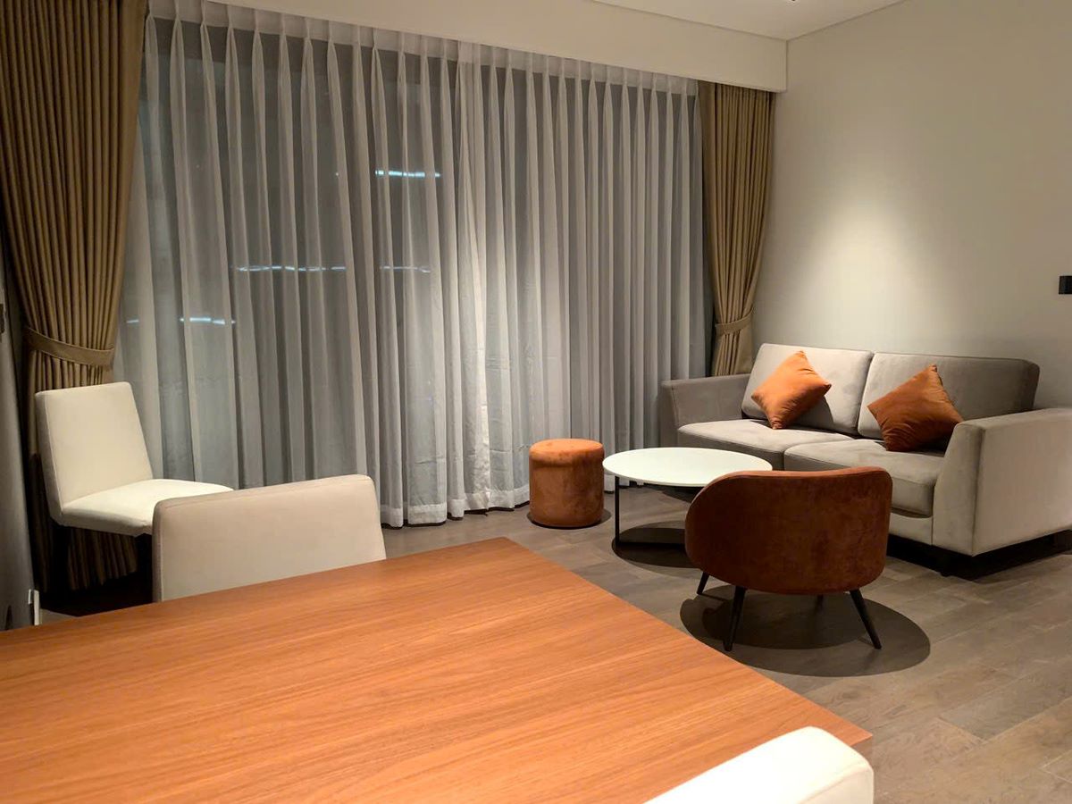 sofa màu xám nhạt kết hợp hài hòa cùng armchair 